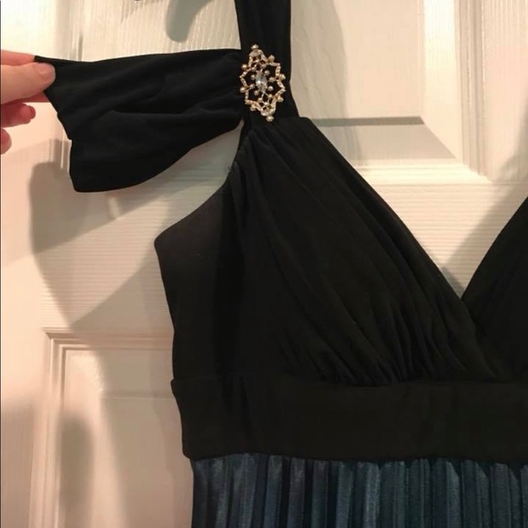 Formal dress - Picture 2 of 3